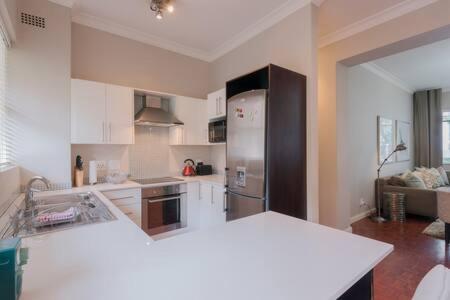 Modern Apartment In Rosebank Йоханнесбург Экстерьер фото